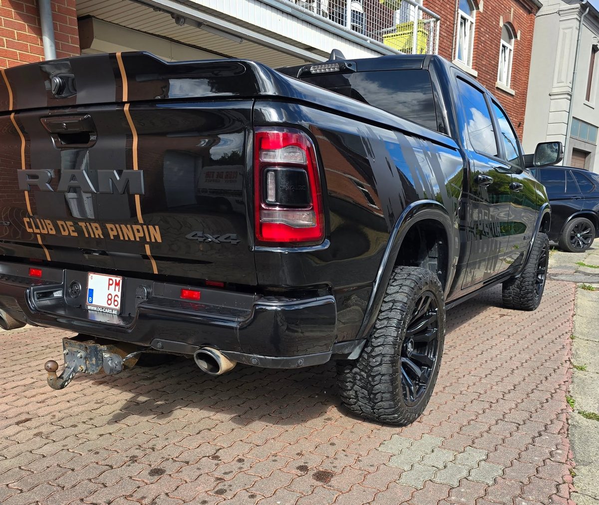 Lettrage du Dodge RAM de l'Armurerie Pinpin