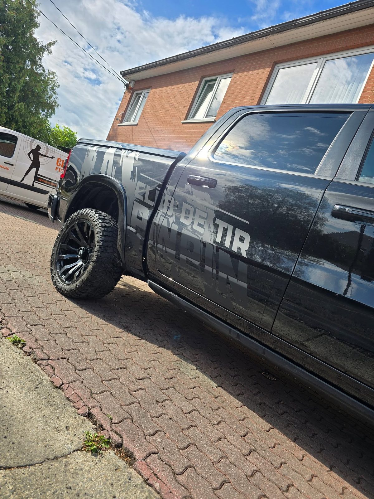 Lettrage du Dodge RAM de l'Armurerie Pinpin — image 2