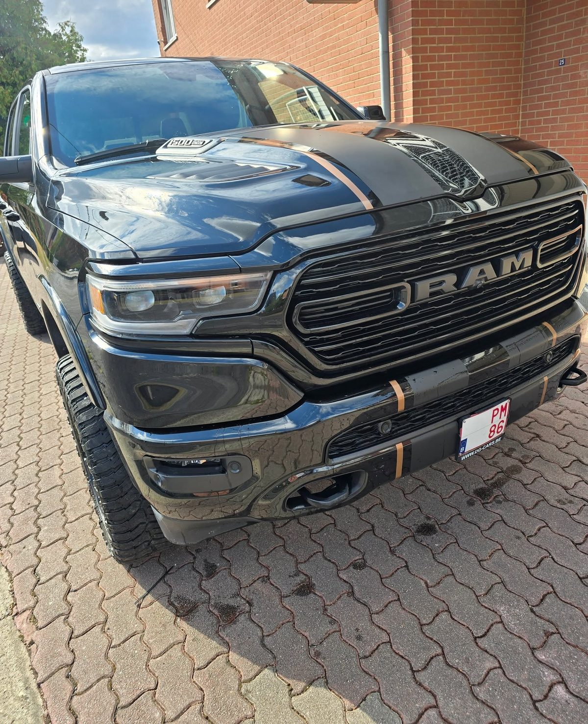 Lettrage du Dodge RAM de l'Armurerie Pinpin — image 3