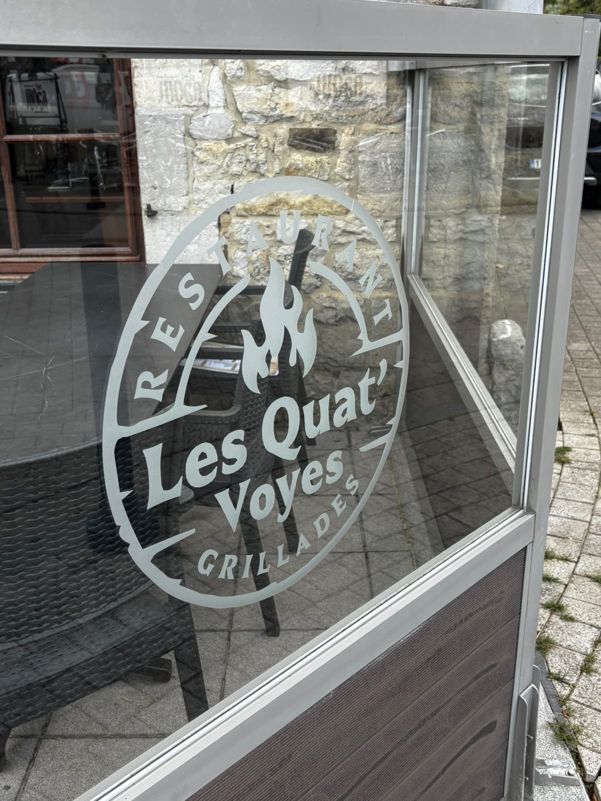 Identité visuelle et habillage de terrasse pour Les Quat' Voyes — image 2