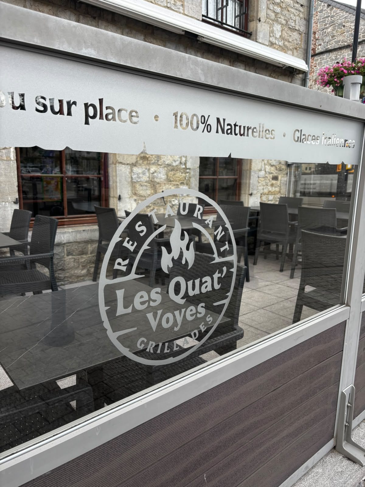 Identité visuelle et habillage de terrasse pour Les Quat' Voyes — image 3