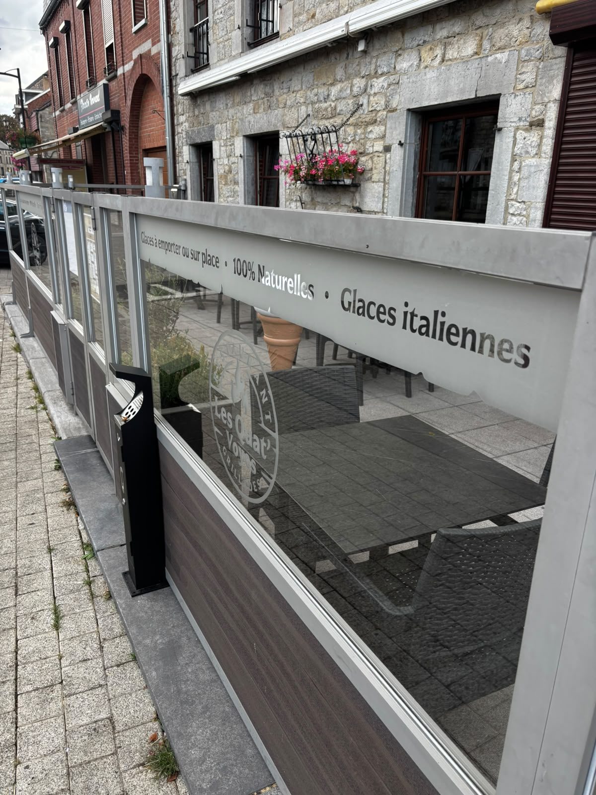 Identité visuelle et habillage de terrasse pour Les Quat' Voyes — image 4